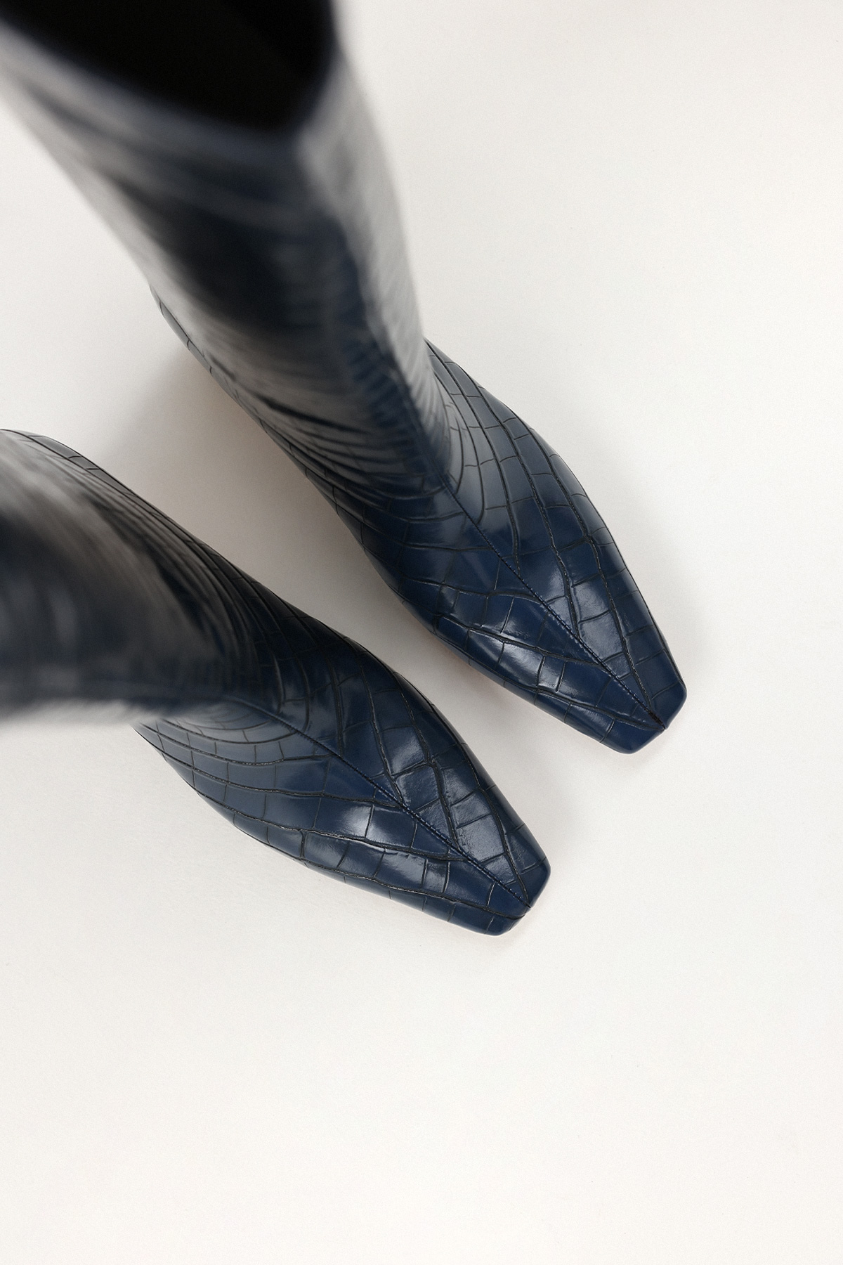 Dikiş Detaylı Küt Burun Lacivert Croc Kadın Çizme
